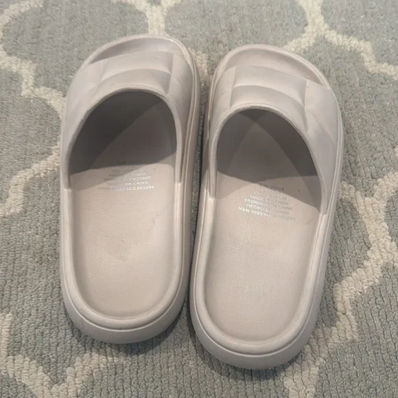 H&M Taupe Slides Size 6-7 - Picture 2 of 3